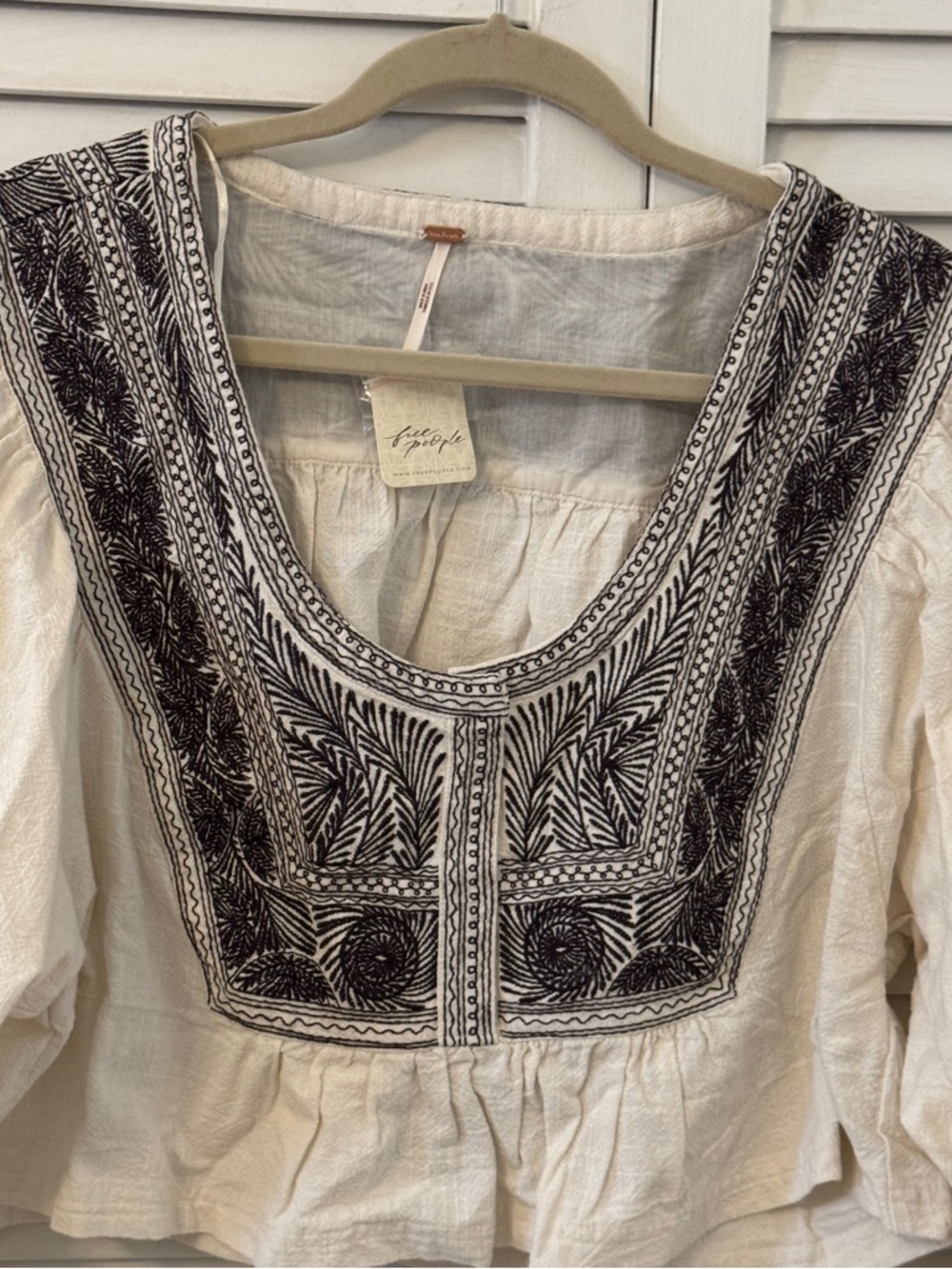 Free People Iggie Embroidered Peasant Blouse Ivory / Black Bean S NWT - Picture 7 of 11